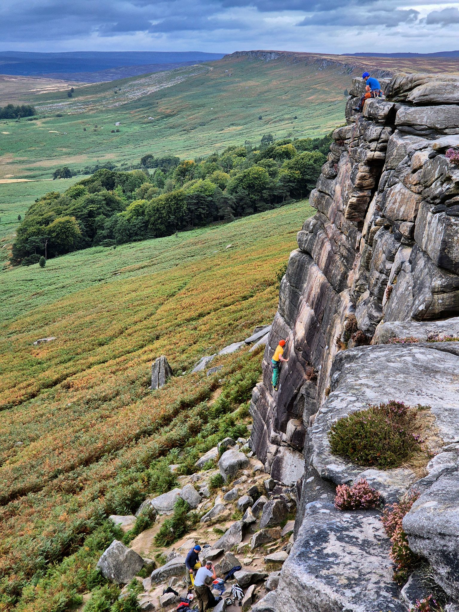 Stanage Edge ist eine der beeindruckendsten Felsformationen im Peak District und ein echtes Highlight. Bekannt wurde es unter anderem durch die „Stolz und Vorurteil“-Verfilmung von 2005, in der Keira Knightley als Elizabeth Bennet auf der Klippe steht.